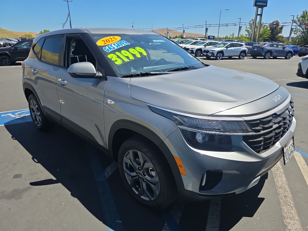 2025 Kia Seltos photo 3