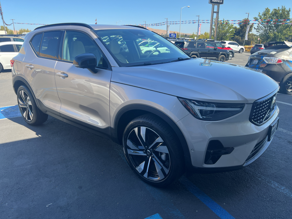 2023 Volvo XC40 photo 2