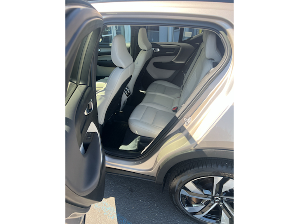 2023 Volvo XC40 photo 6