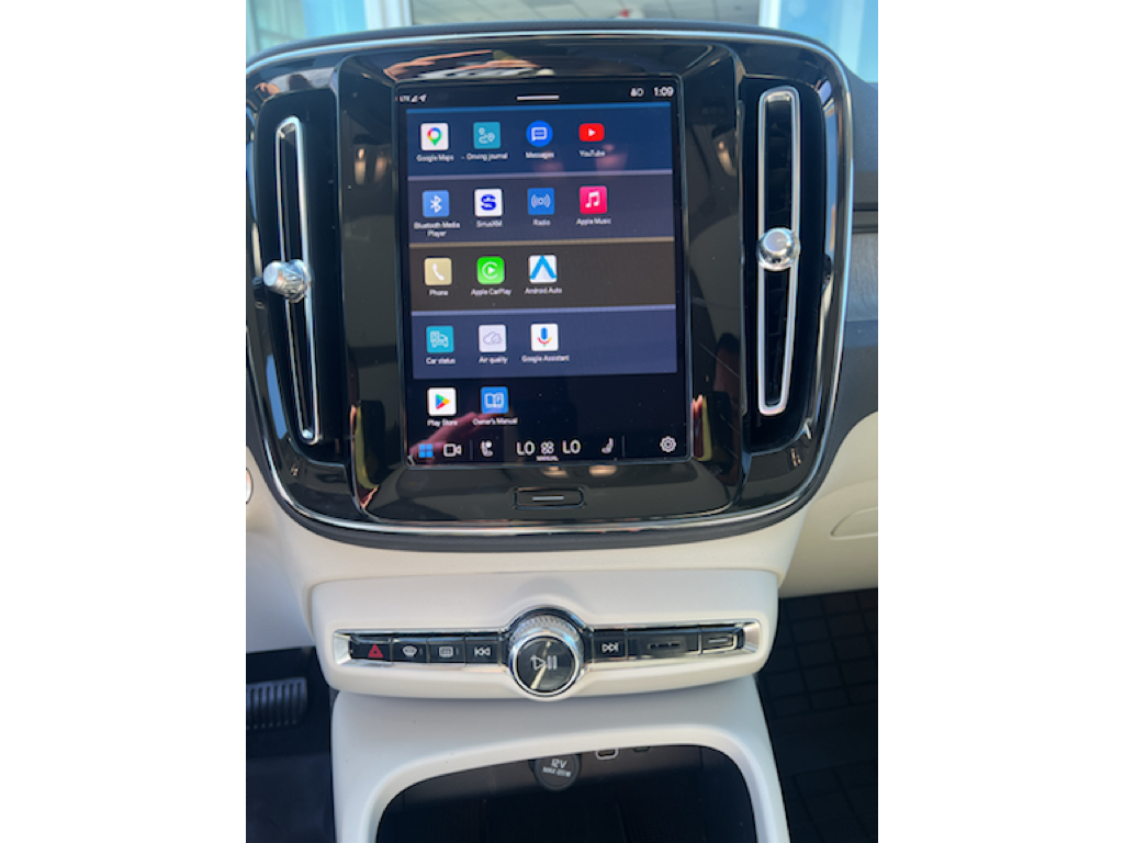 2023 Volvo XC40 photo 8