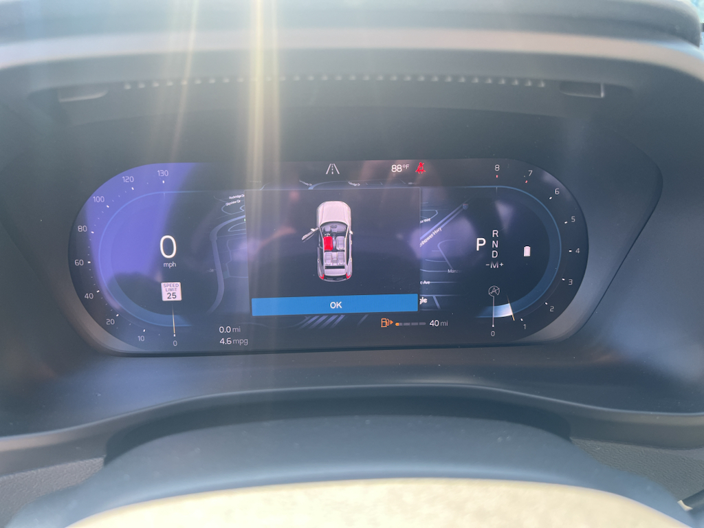 2023 Volvo XC40 photo 9