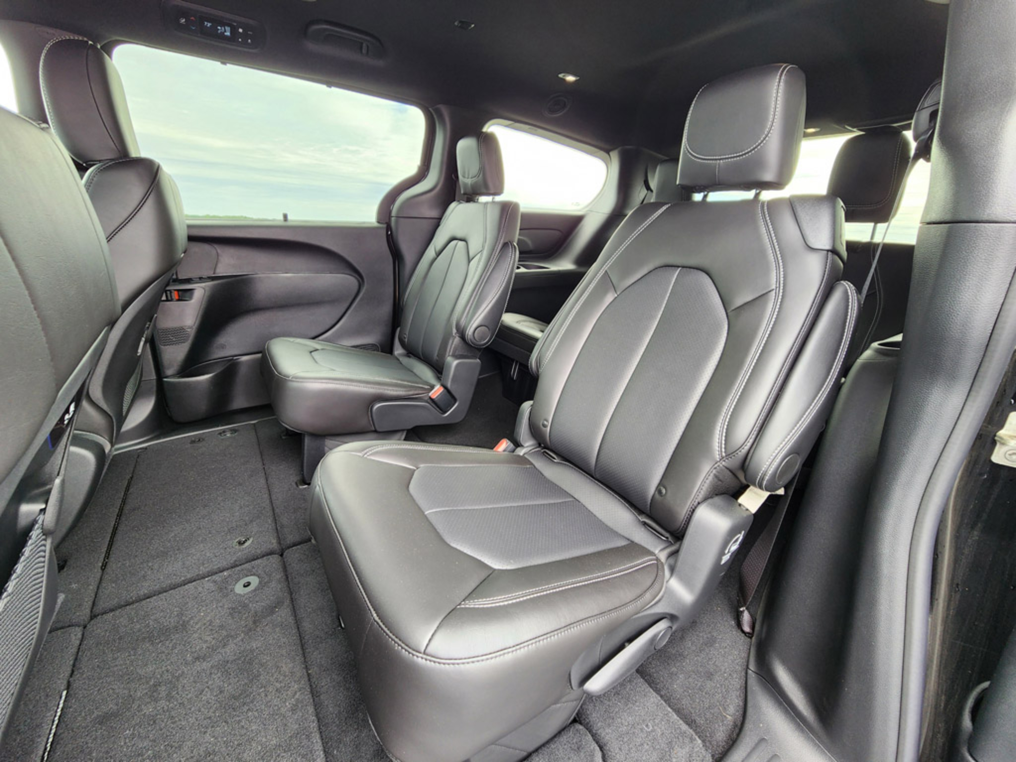 2026 Chrysler Pacifica Select - Photo 14