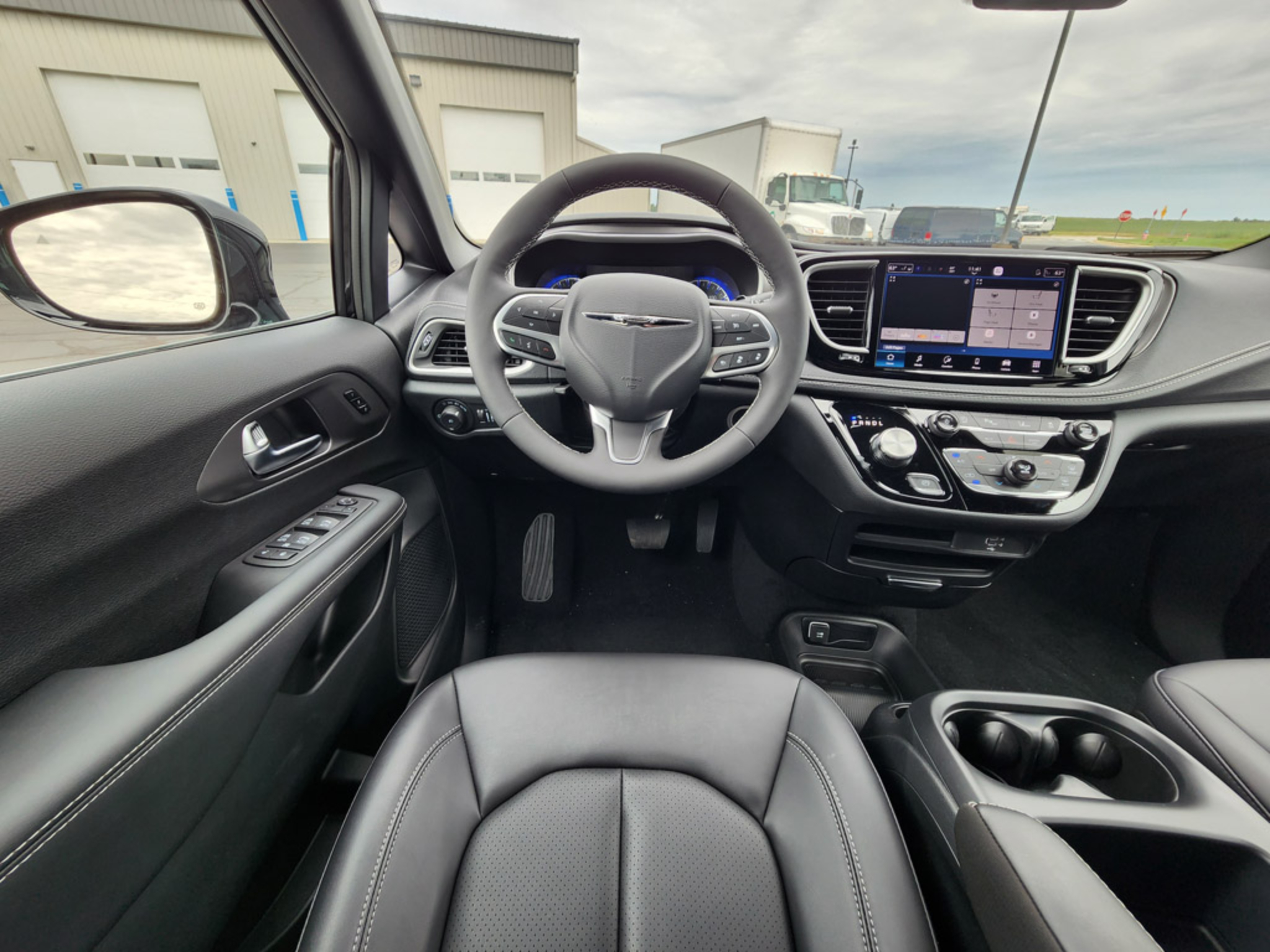 2026 Chrysler Pacifica Select - Photo 25