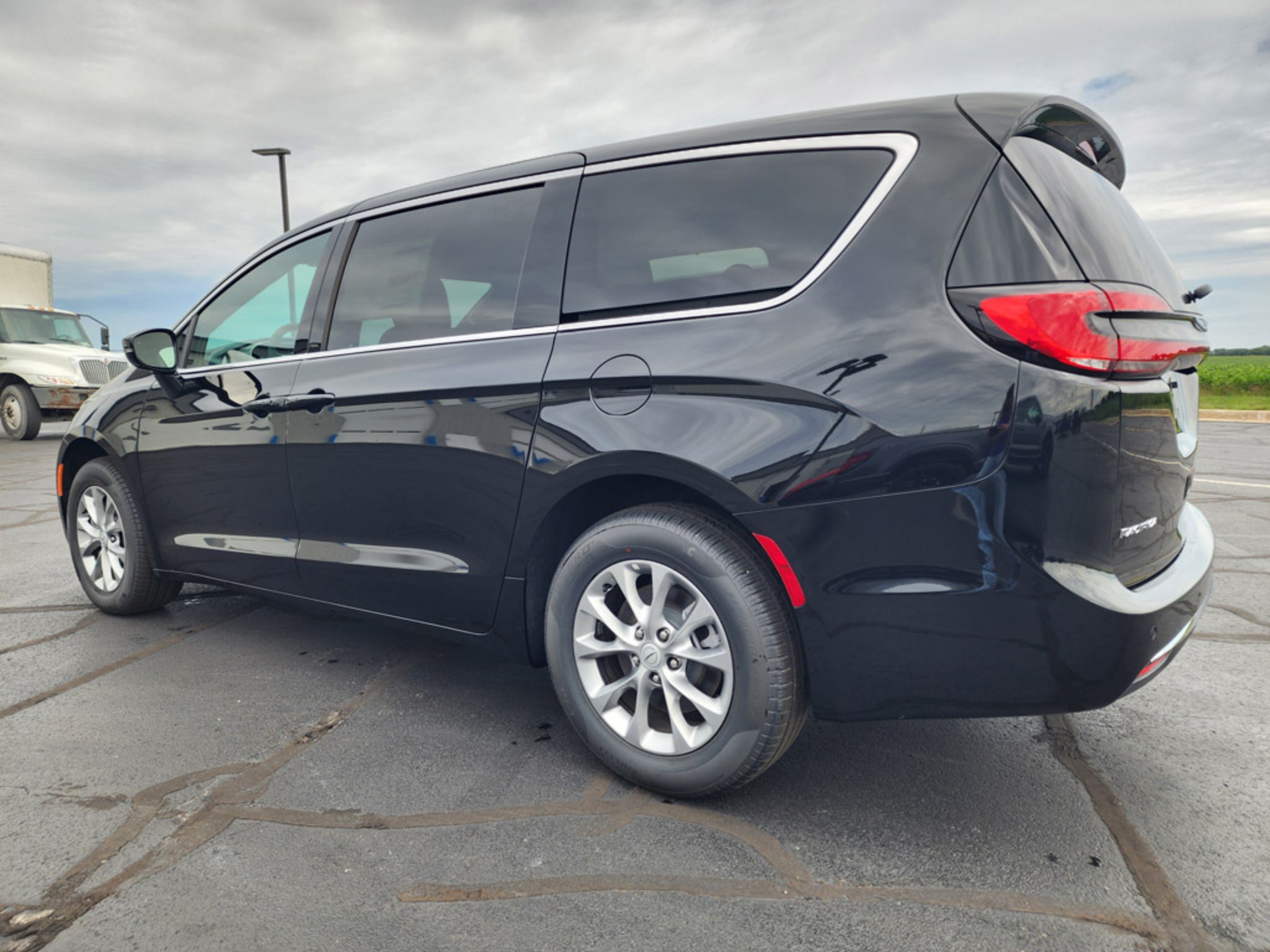 2026 Chrysler Pacifica Select - Photo 7