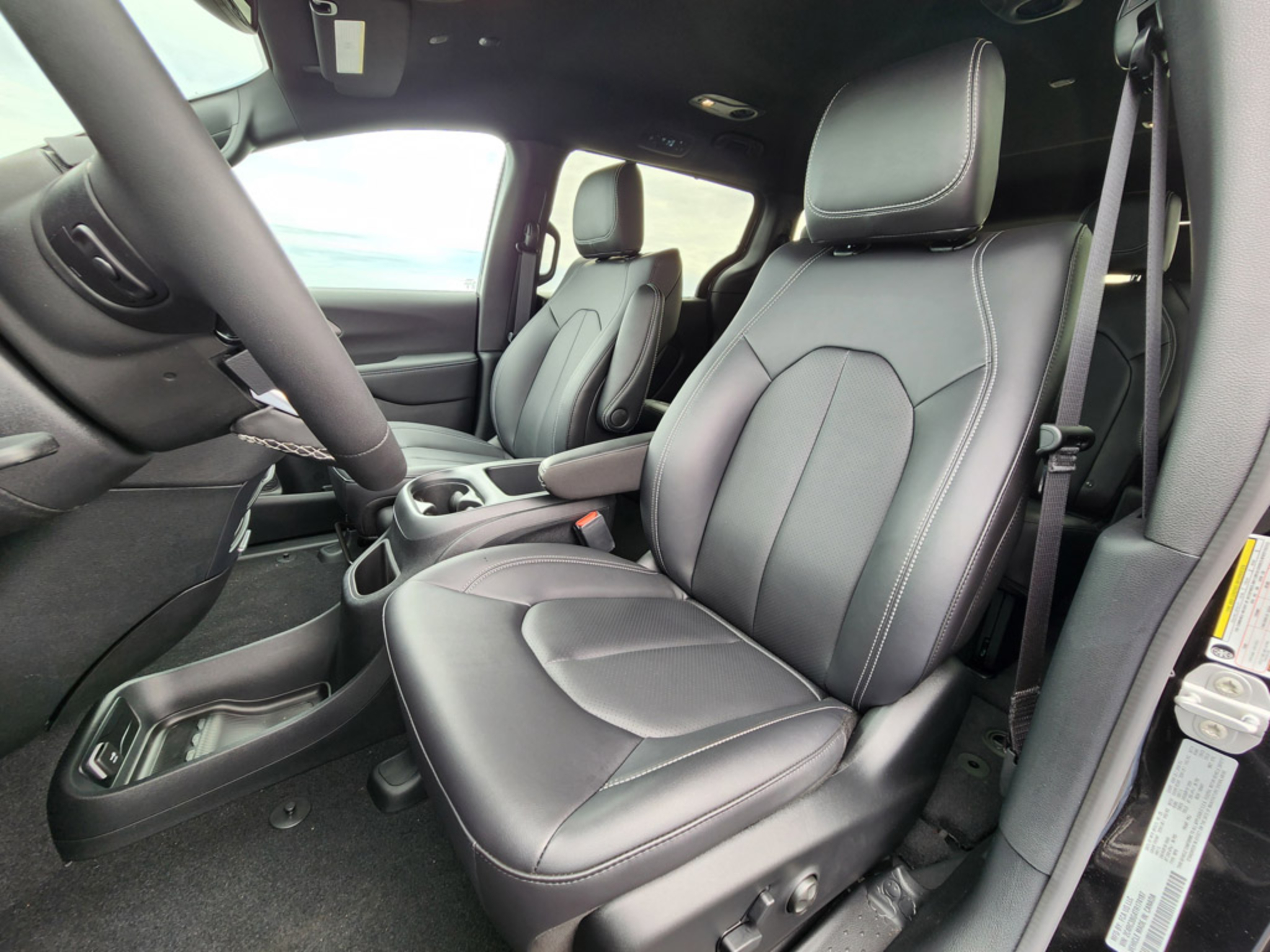 2026 Chrysler Pacifica Select - Photo 11