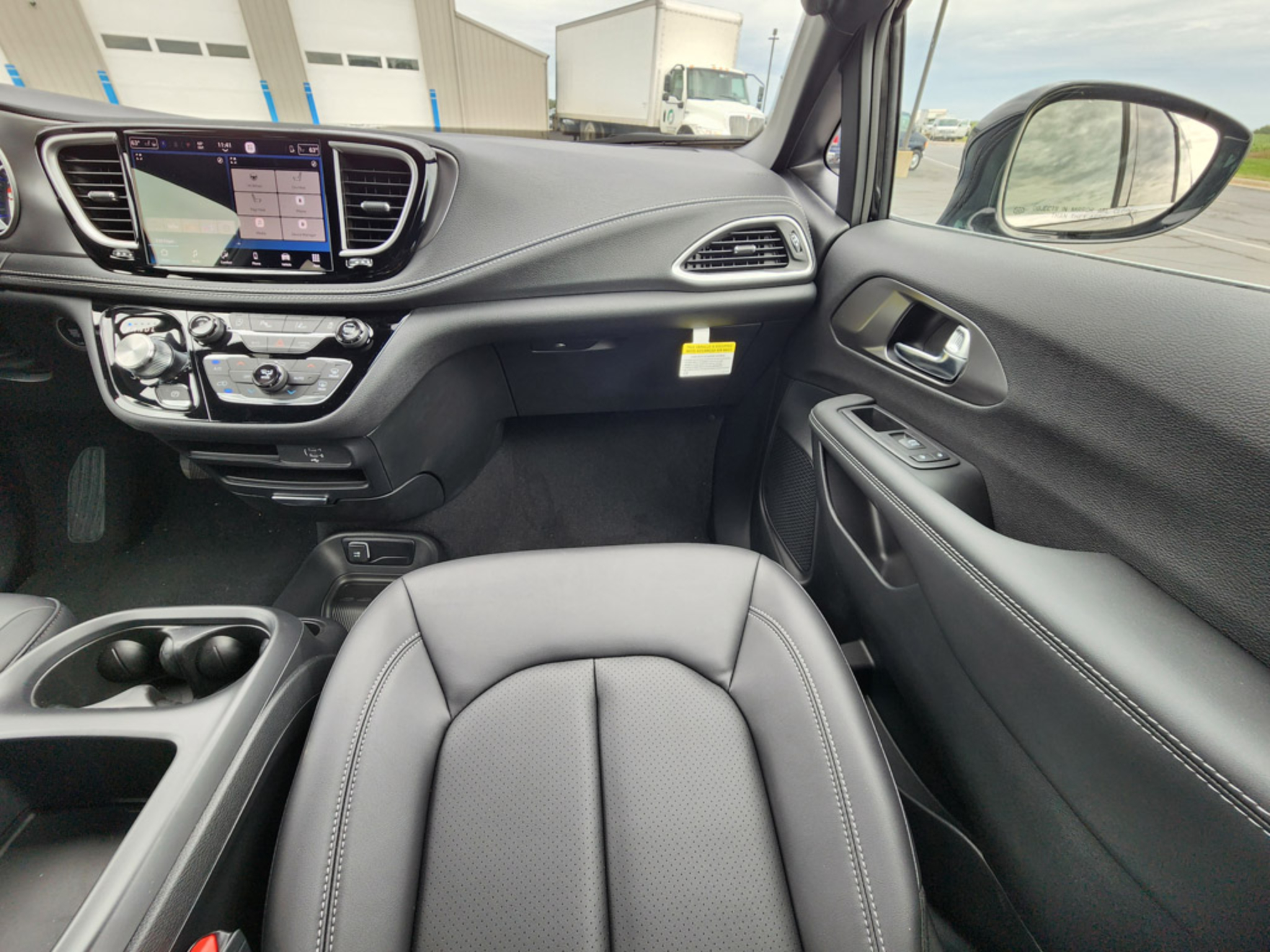 2026 Chrysler Pacifica Select - Photo 27