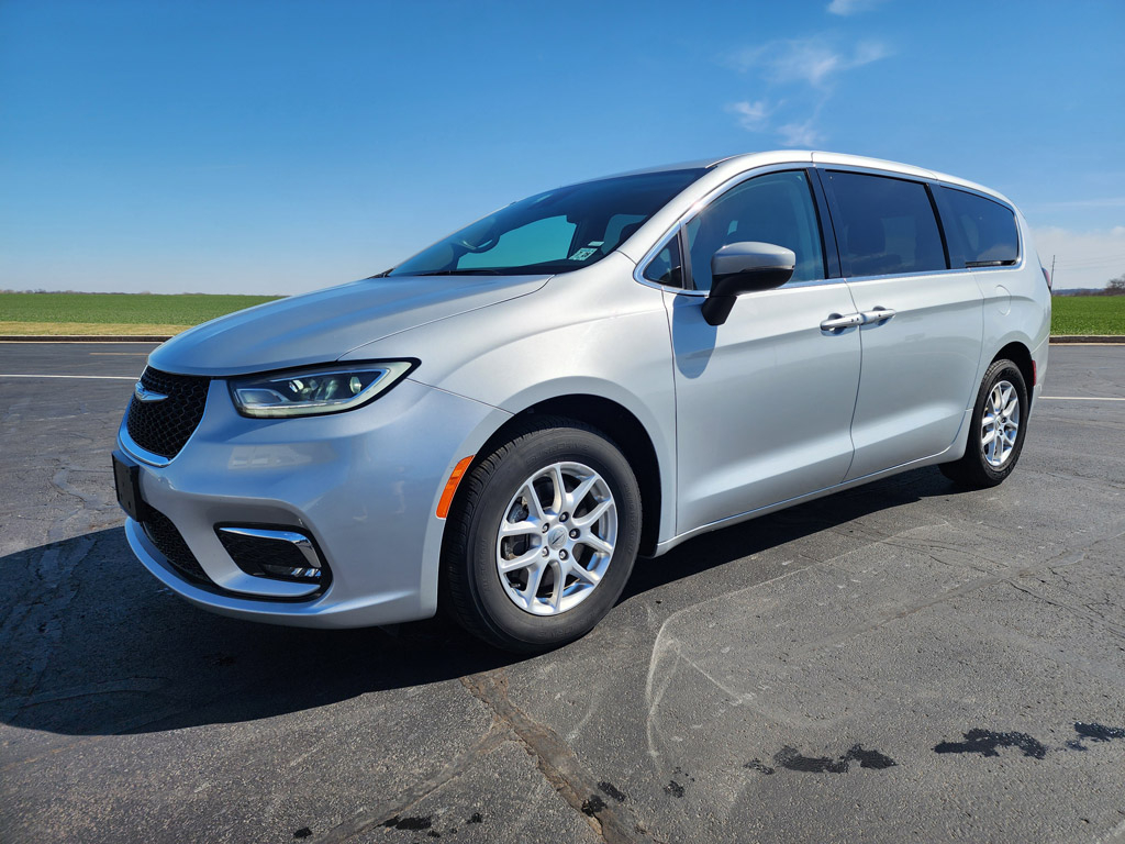2023 Chrysler Pacifica Touring L's photo