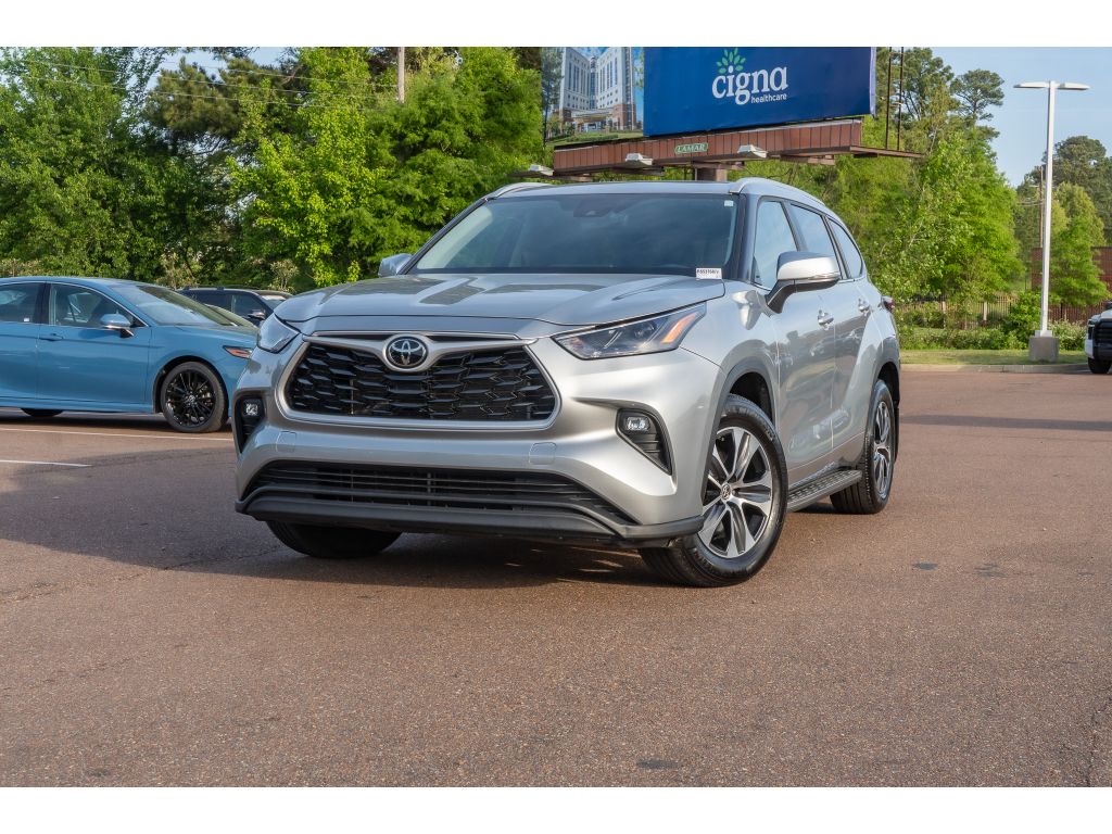 Celestial Silver Metallic 2024 Toyota Highlander XLE FWD SUV / Crossover Front-Wheel Drive 8-Speed Automatic