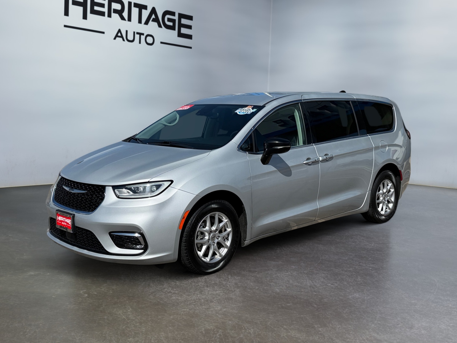 Silver Mist Clearcoat 2024 Chrysler Pacifica Minivan Front-Wheel Drive 9-Speed Automatic