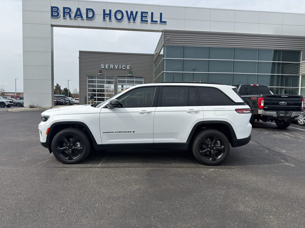 Bright White Clearcoat 2023 Jeep Grand Cherokee Limited 4WD SUV / Crossover Four-Wheel Drive 8-Speed Automatic