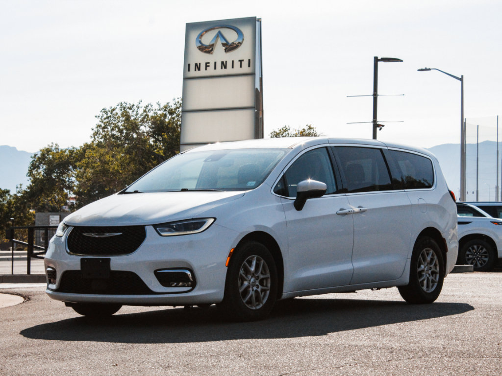 Silver Mist Clearcoat 2023 Chrysler Pacifica Minivan Front-Wheel Drive 9-Speed Automatic