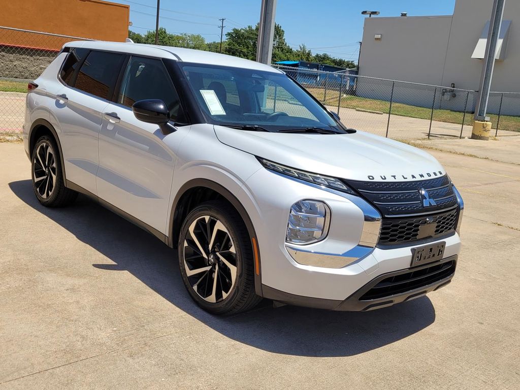 White Diamond 2022 Mitsubishi Outlander SUV / Crossover Front-Wheel Drive Continuously Variable Transmission