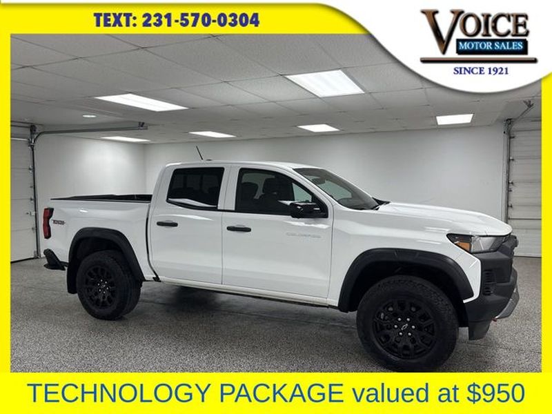 Summit White 2023 Chevrolet Colorado Trail Boss Crew Cab 4WD Pickup Truck Four-Wheel Drive 8-Speed Automatic