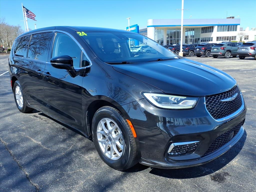Brilliant Black Crystal Pearlcoat 2024 Chrysler Pacifica Minivan Front-Wheel Drive 9-Speed Automatic