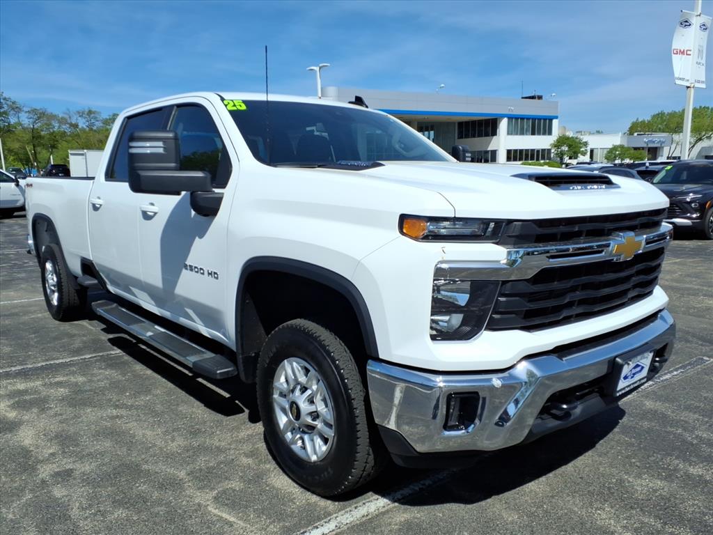 Summit White 2025 Chevrolet Silverado 2500HD Pickup Truck Four-Wheel Drive Automatic