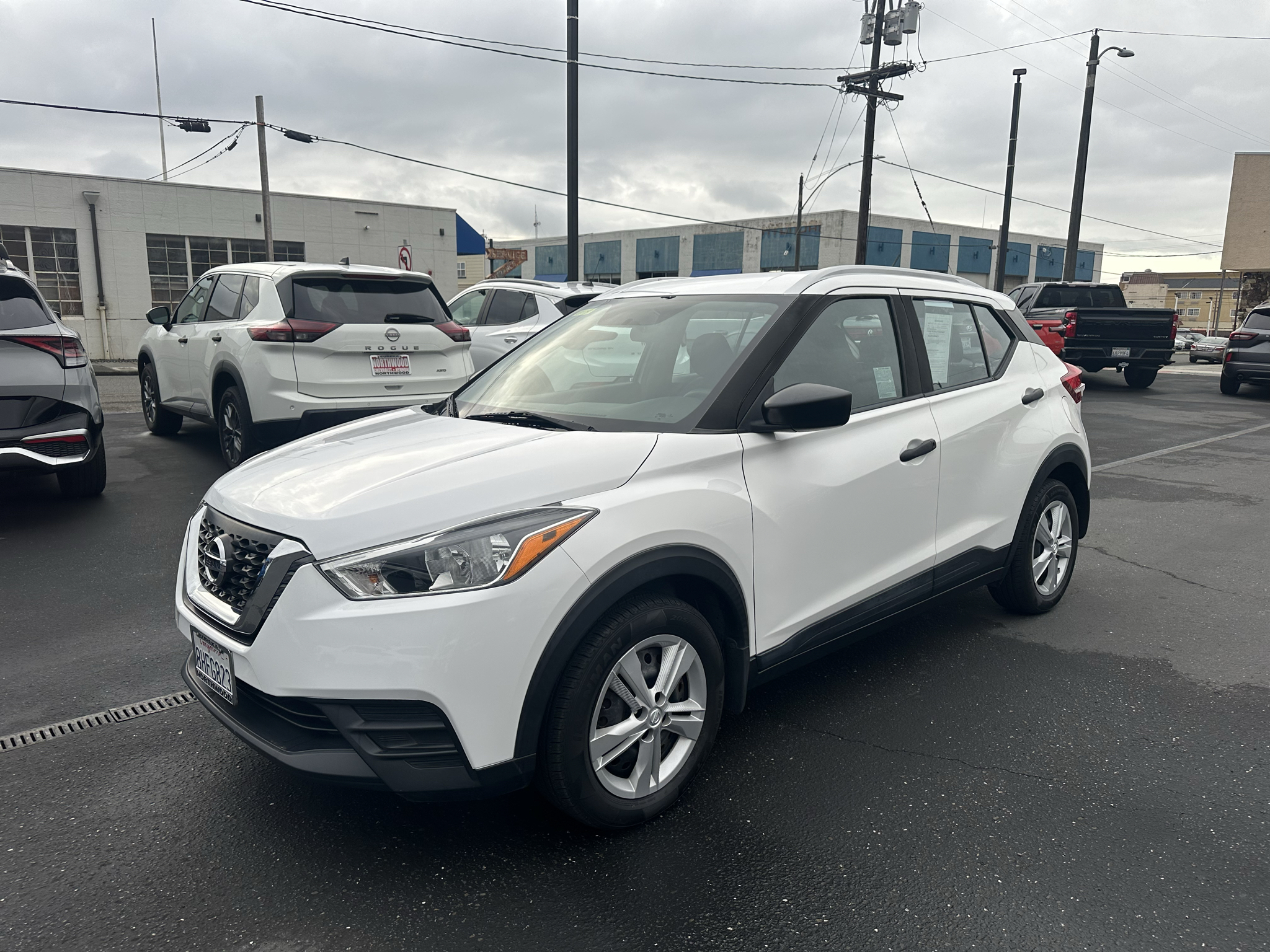 White (Fresh Powder) 2018 Nissan Kicks SUV / Crossover Front-Wheel Drive Continuously Variable Transmission