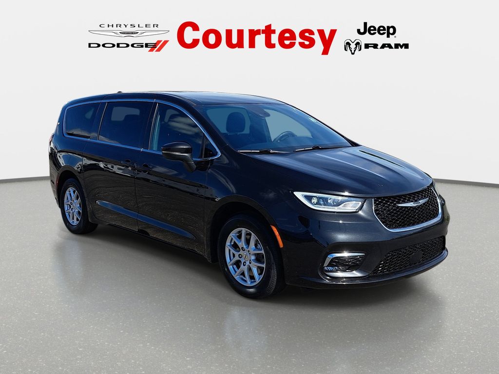  2023 Chrysler Pacifica Touring FWD   