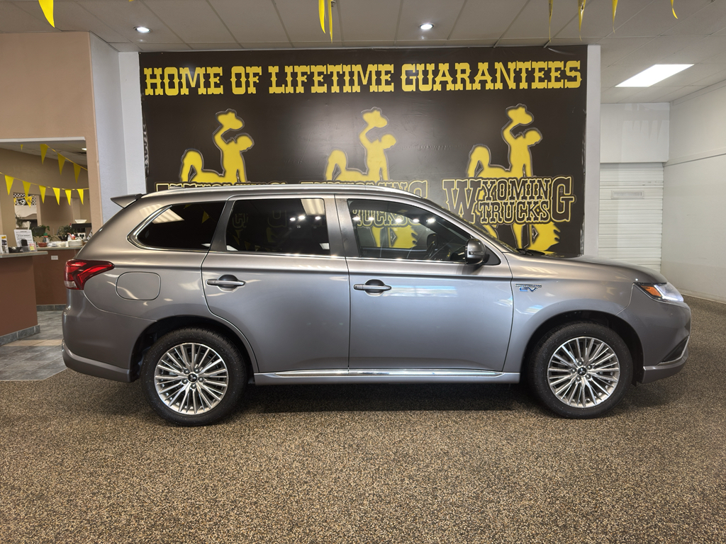 2022 Mitsubishi Outlander Plug-in Hybrid's photo