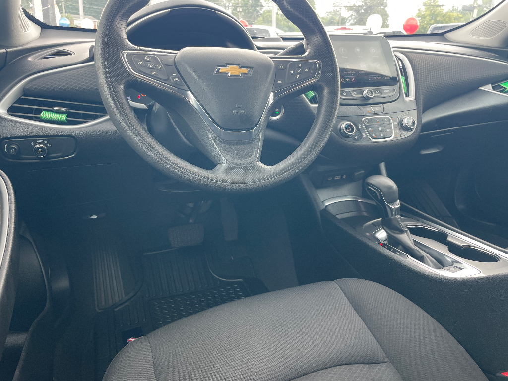 2023 Chevrolet Malibu image 2