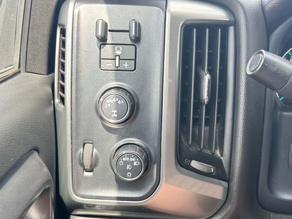 2018 Chevrolet Silverado image 15