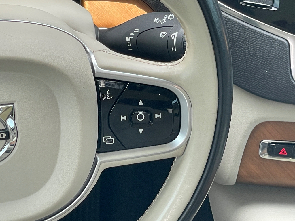 2021 Volvo XC90 image 6