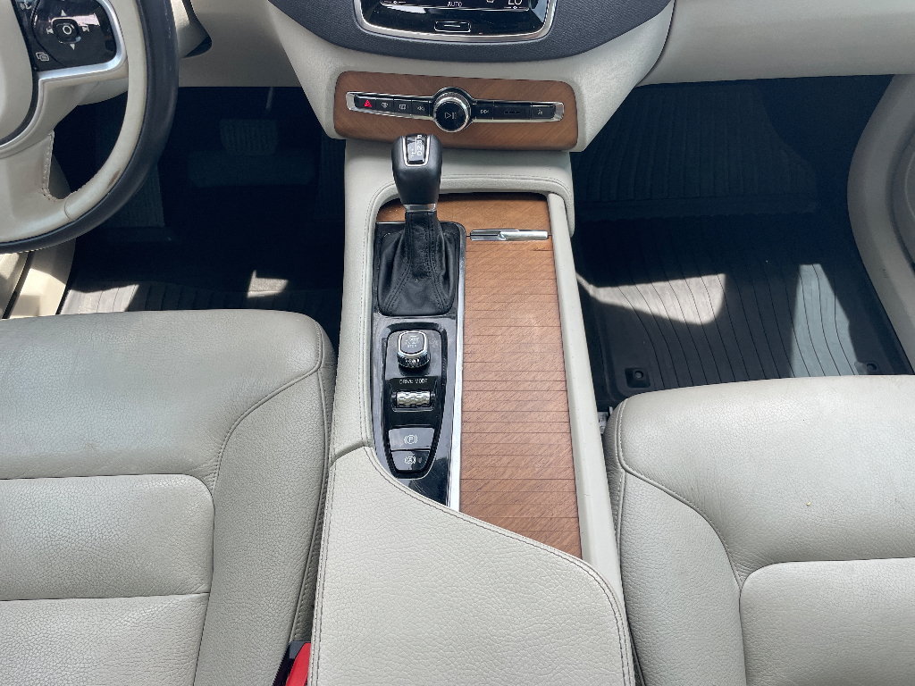 2021 Volvo XC90 image 8
