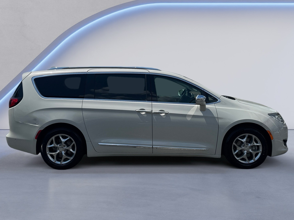 2019 Chrysler Pacifica image 2