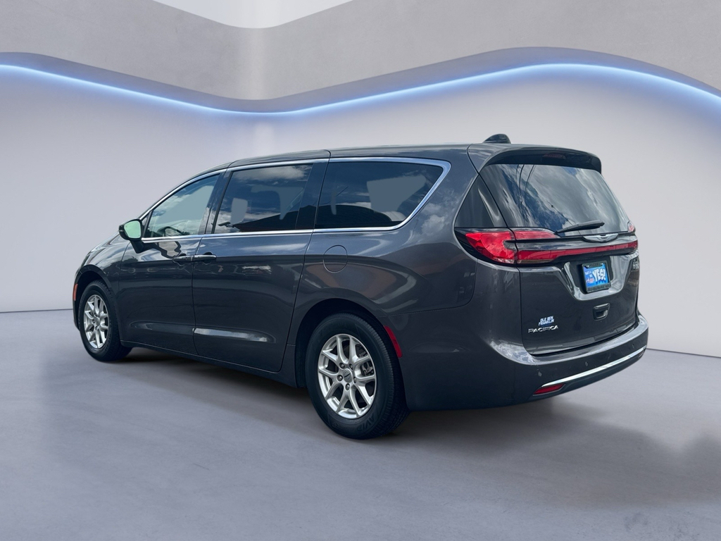 2023 Chrysler Pacifica image 3