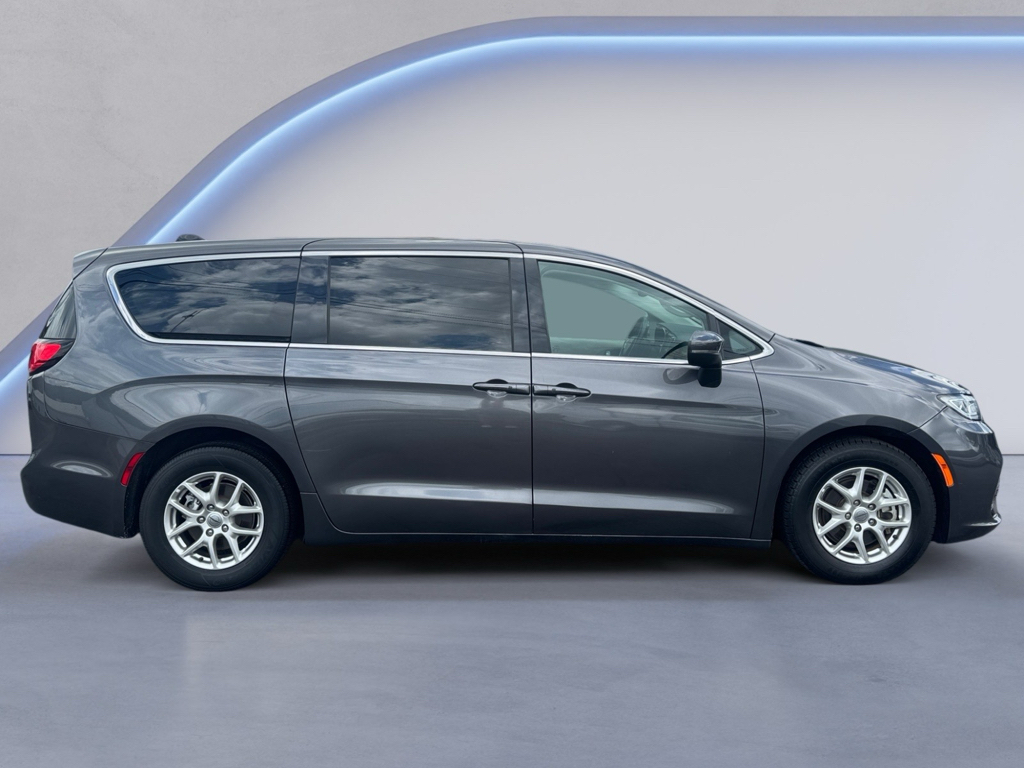 2023 Chrysler Pacifica image 2