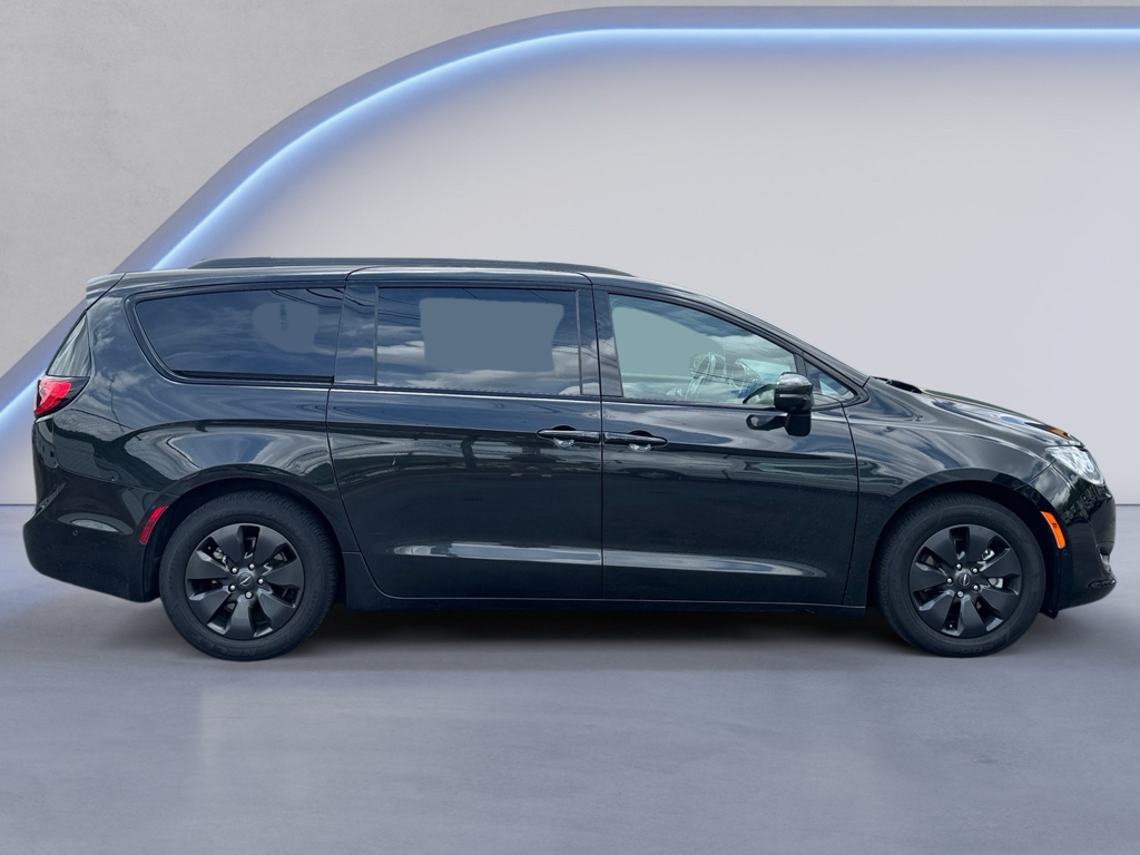 2019 Chrysler Pacifica image 2