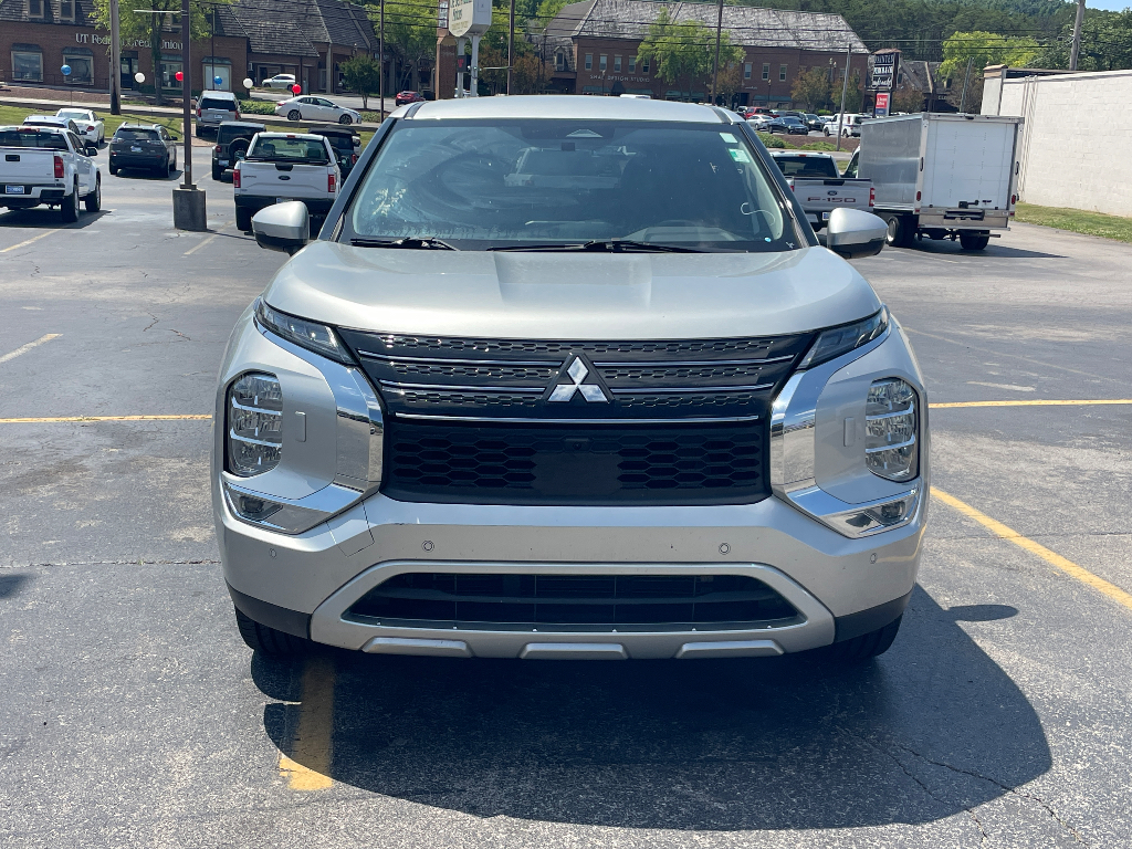 2023 Mitsubishi Outlander image 2