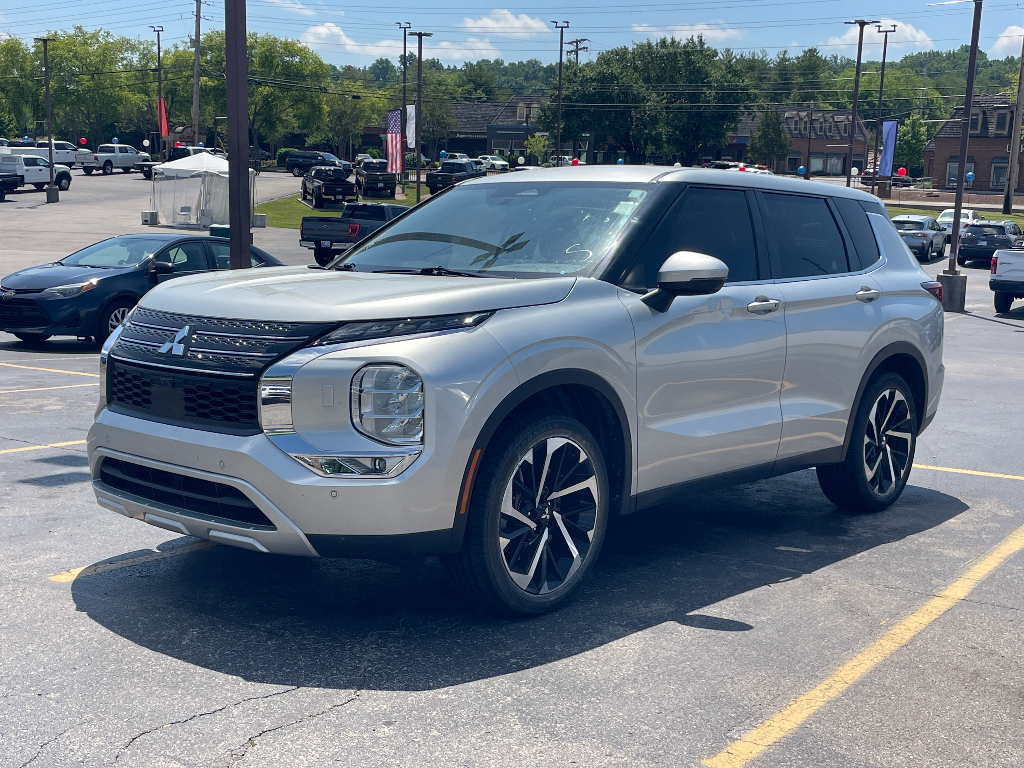 2023 Mitsubishi Outlander image 3