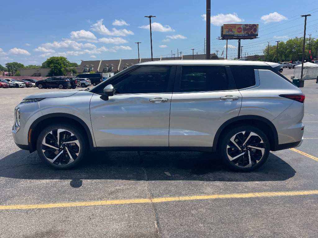 2023 Mitsubishi Outlander image 4