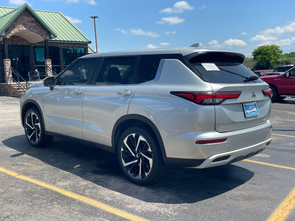 2023 Mitsubishi Outlander image 5