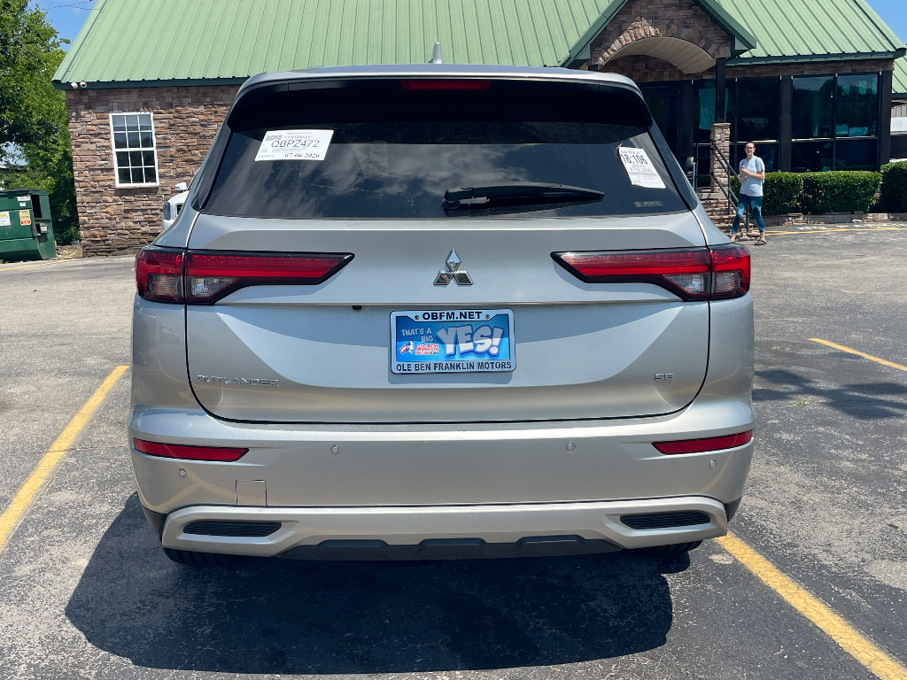 2023 Mitsubishi Outlander image 6