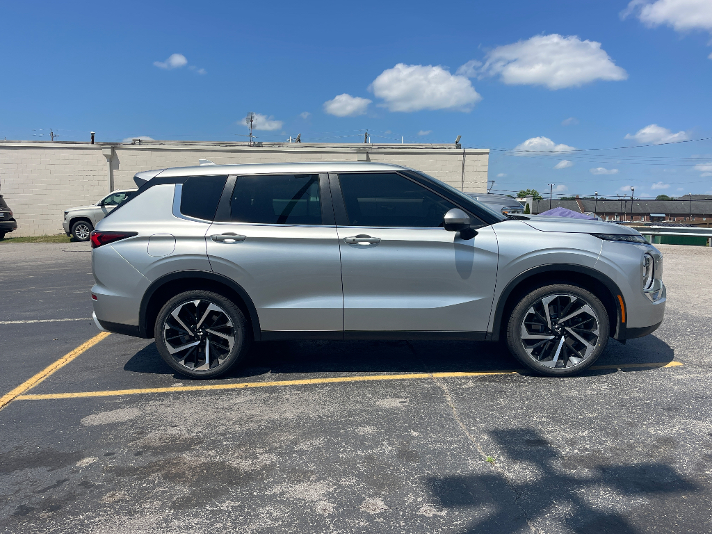 2023 Mitsubishi Outlander image 8