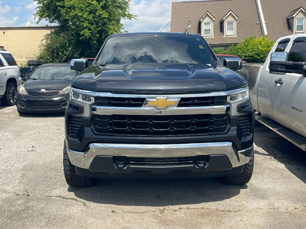 2023 Chevrolet Silverado image 2