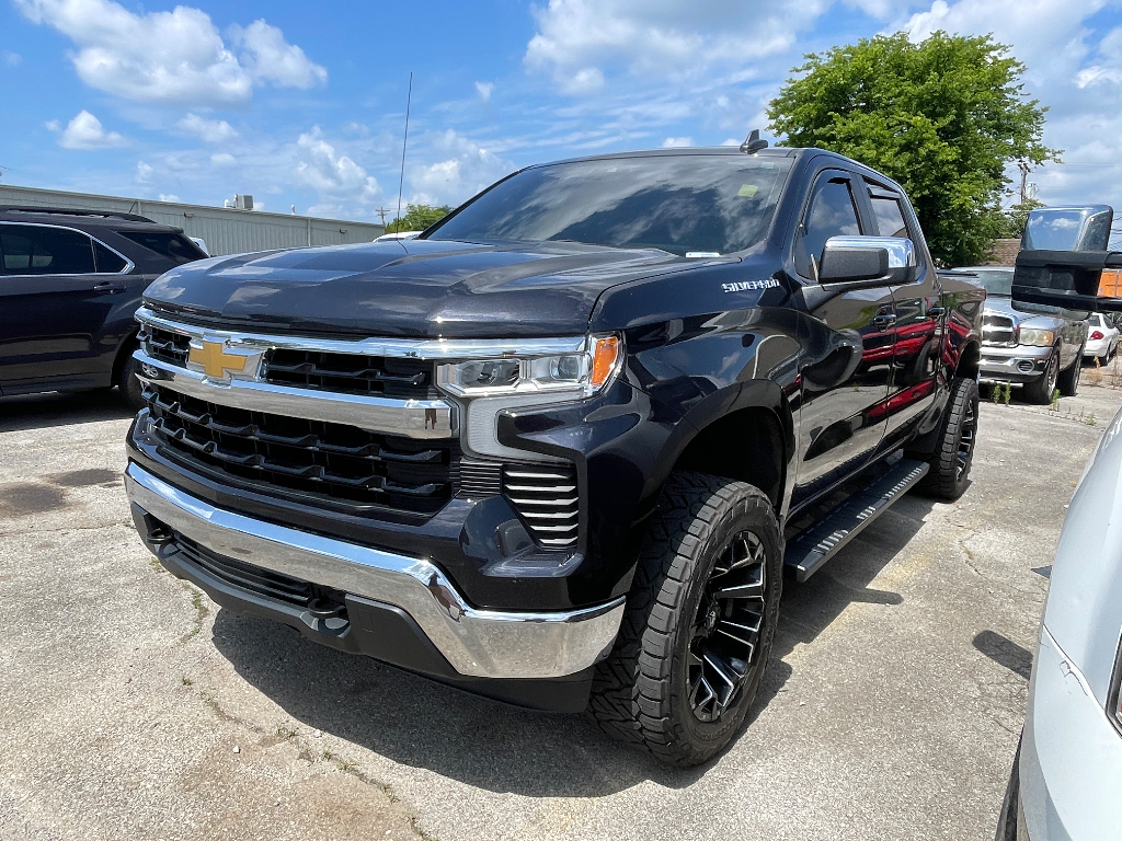 2023 Chevrolet Silverado image 3