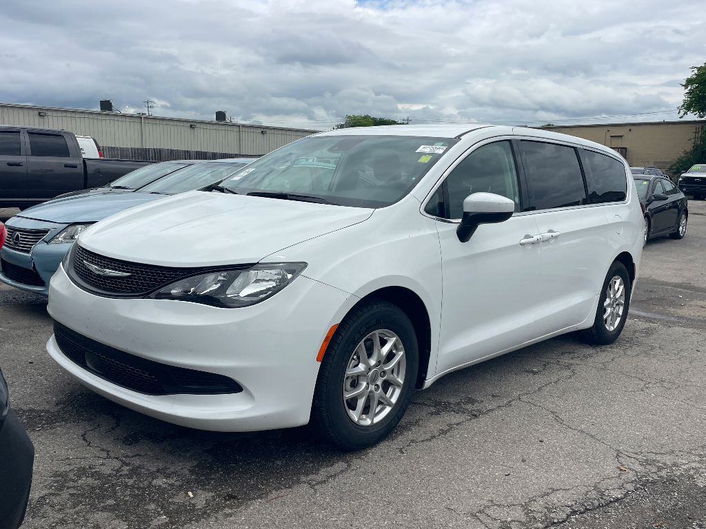 2023 Chrysler Voyager image 2