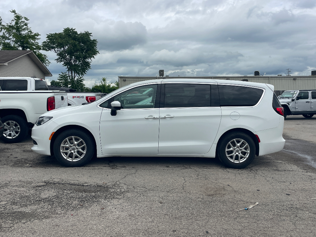 2023 Chrysler Voyager image 3
