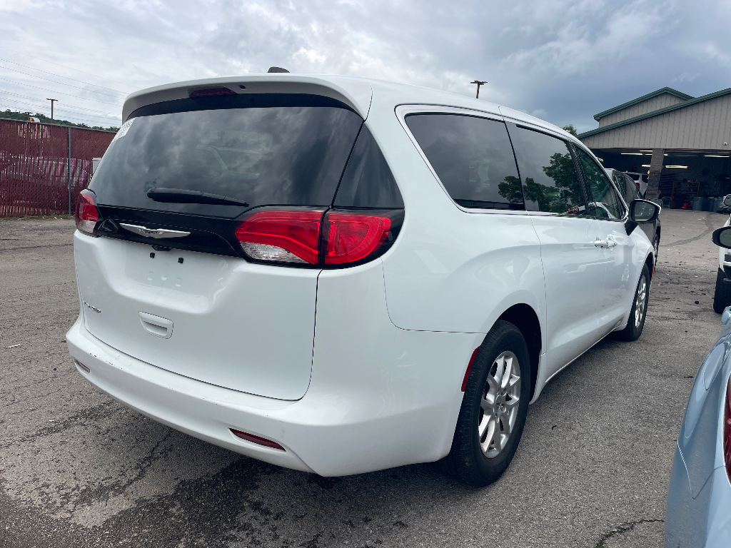 2023 Chrysler Voyager image 6