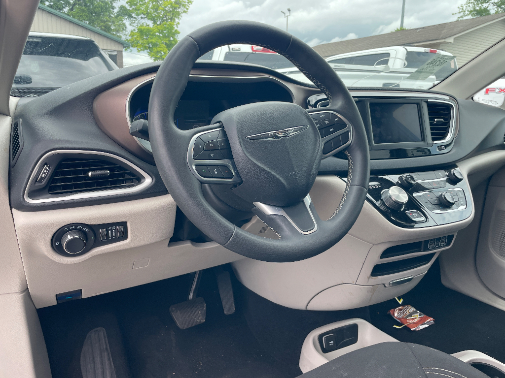 2023 Chrysler Voyager image 7