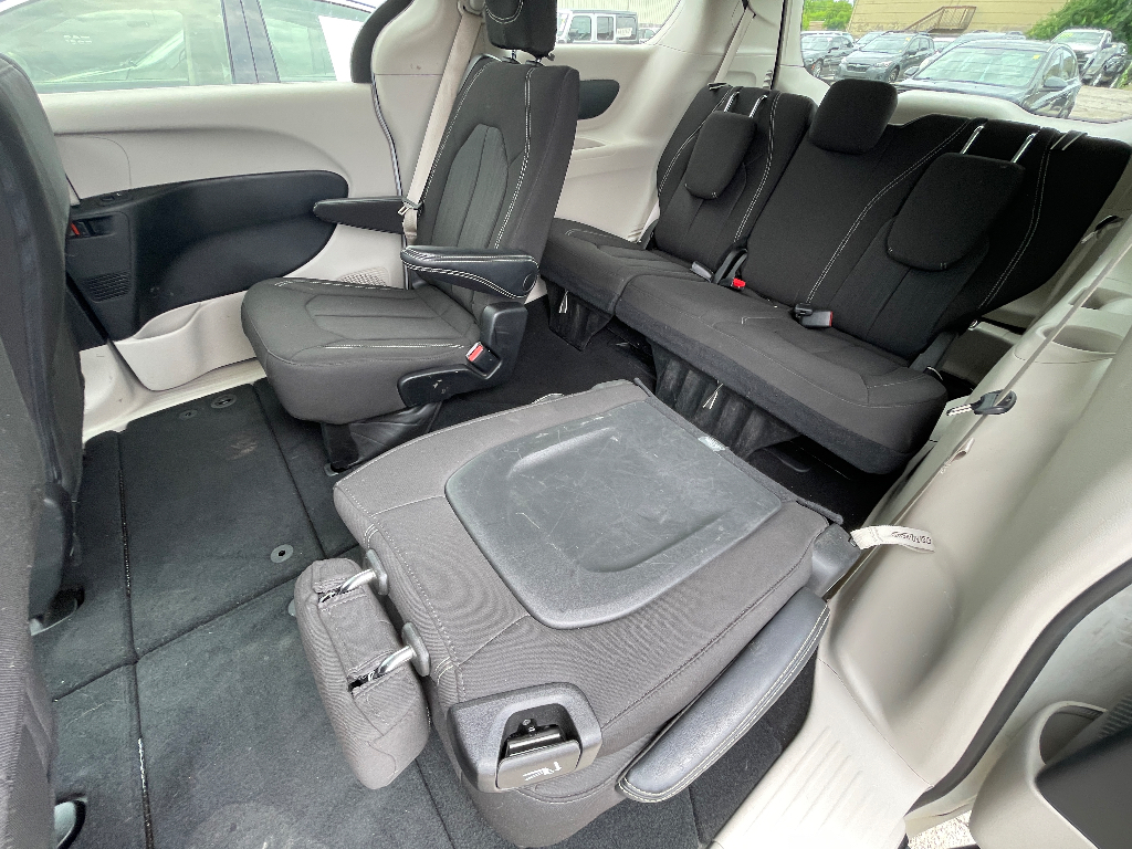 2023 Chrysler Voyager image 10