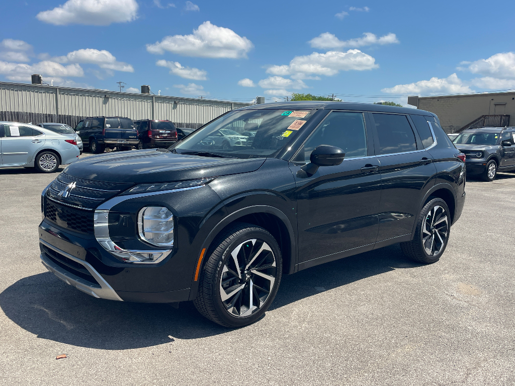 2023 Mitsubishi Outlander image 2