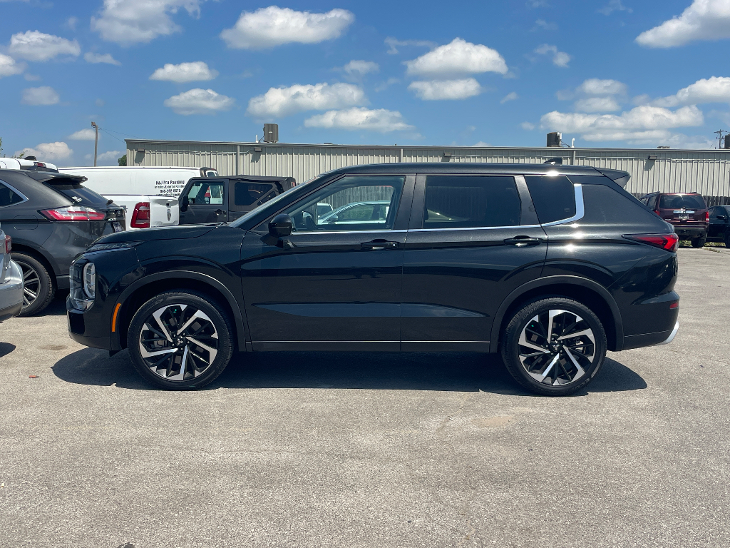 2023 Mitsubishi Outlander image 3