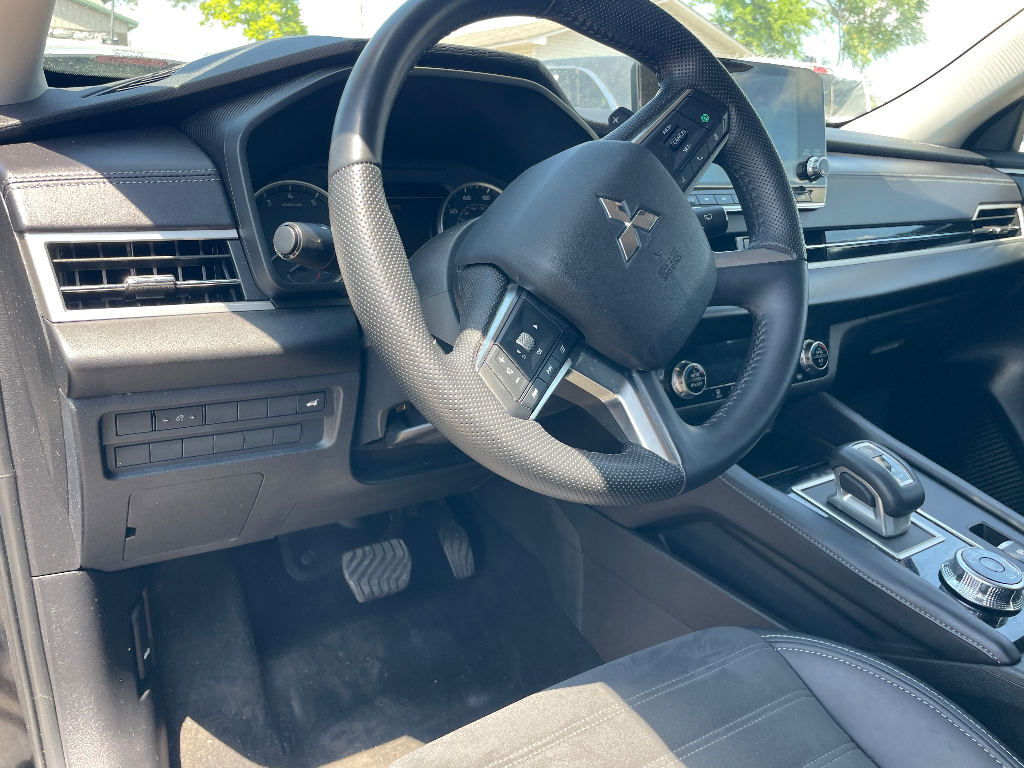 2023 Mitsubishi Outlander image 7