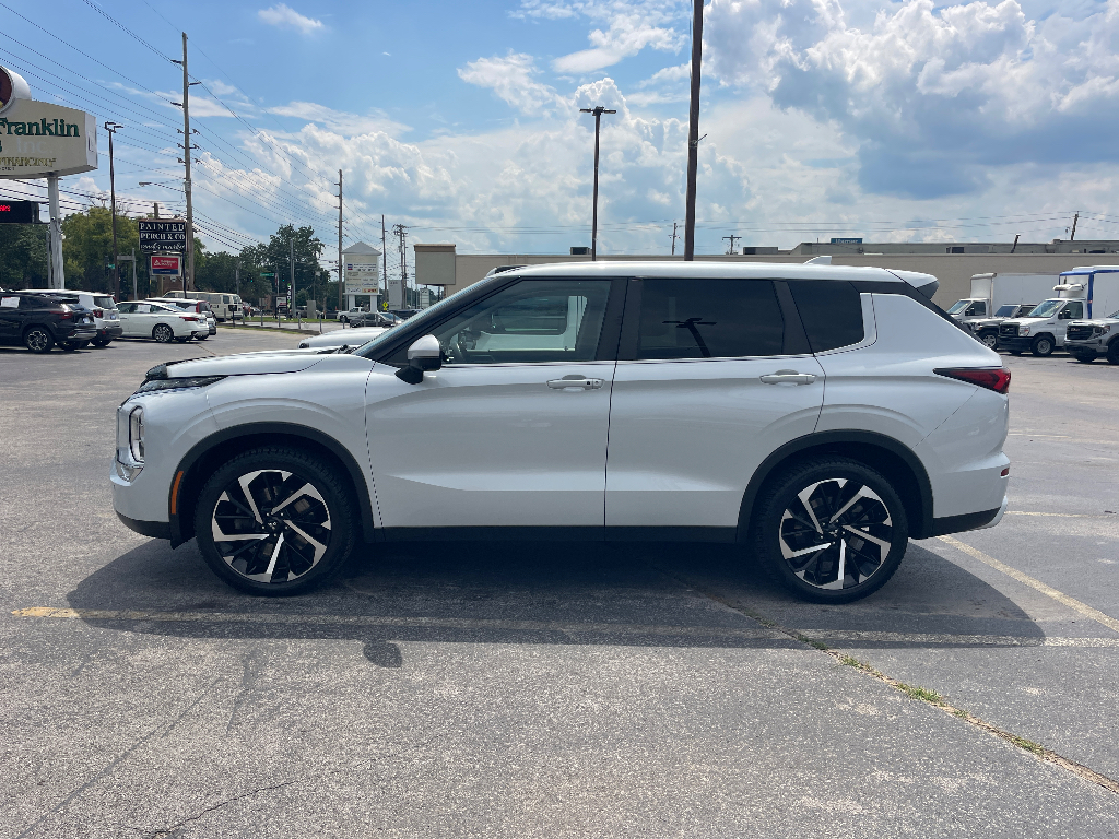2022 Mitsubishi Outlander image 4