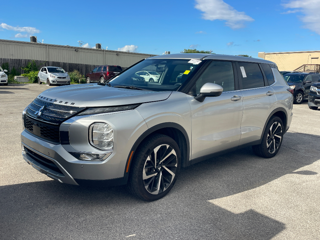 2023 Mitsubishi Outlander image 2