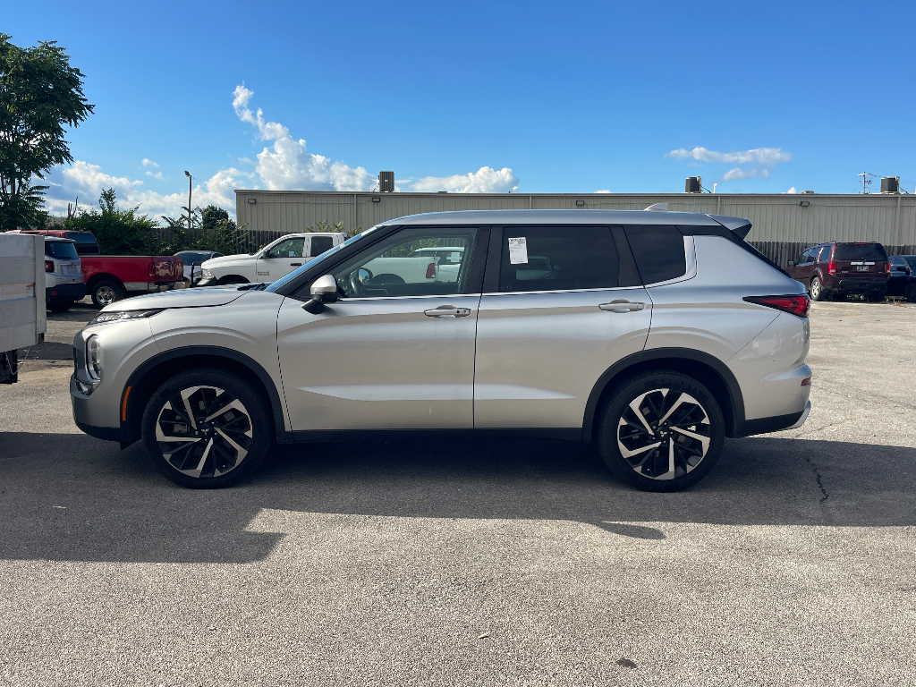 2023 Mitsubishi Outlander image 3
