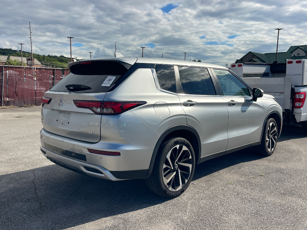 2023 Mitsubishi Outlander image 6